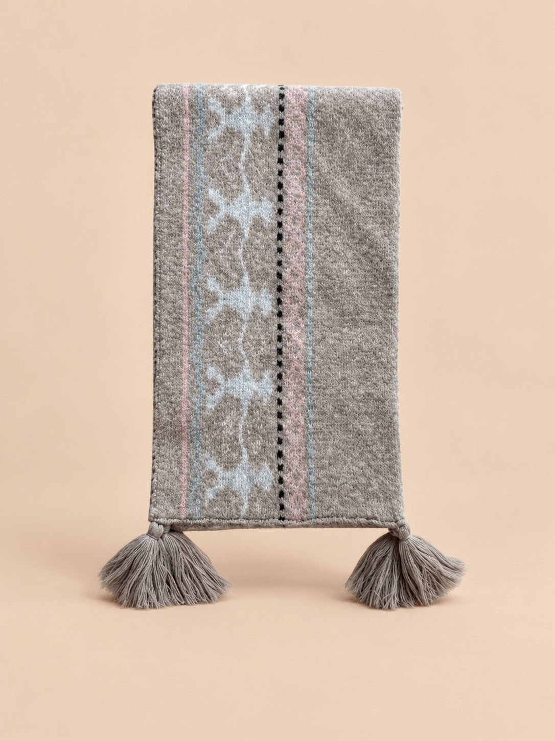 Sciarpa jacquard Fair Isle in misto lana con frange, modello 25049, fotografata nella vista frontale