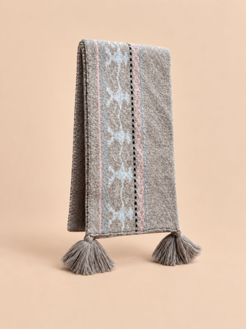 Sciarpa jacquard Fair Isle in misto lana con frange, modello 25049, vista di tre quarti