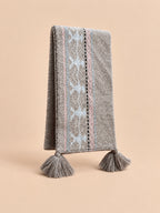 Sciarpa jacquard Fair Isle in misto lana con frange, modello 25049, vista di tre quarti