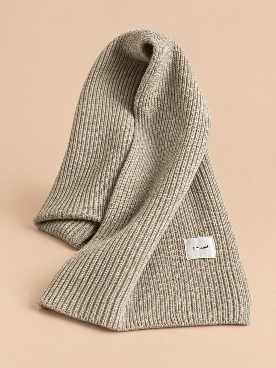 Sciarpa lunga in maglia spessa antivento, modello 9, colori bianco e beige e grigio, vista frontale