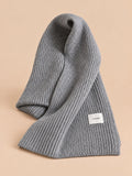 Sciarpa lunga in maglia spessa antivento, modello 6, colori bianco e grigio, vista frontale