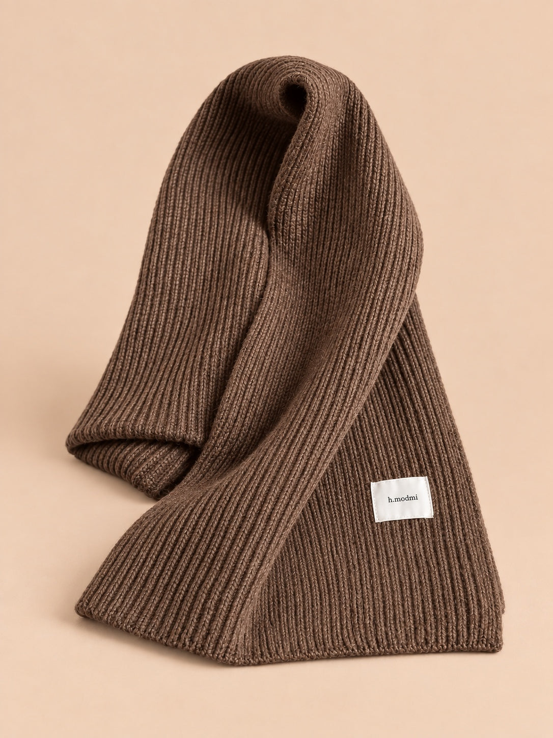 Sciarpa lunga in maglia spessa antivento, modello 7, colori bianco e marrone, vista frontale