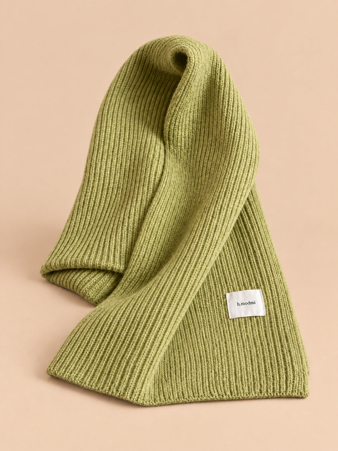 Sciarpa lunga in maglia spessa antivento, modello 11, colori bianco e verde chiaro, vista frontale