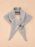 Sciarpa triangolare da donna in pura lana, scialle leggero, db031-01p, colore grigio chiaro, vista frontale