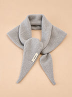 Sciarpa triangolare da donna in pura lana, scialle leggero, db031-01p, colore grigio chiaro, vista frontale