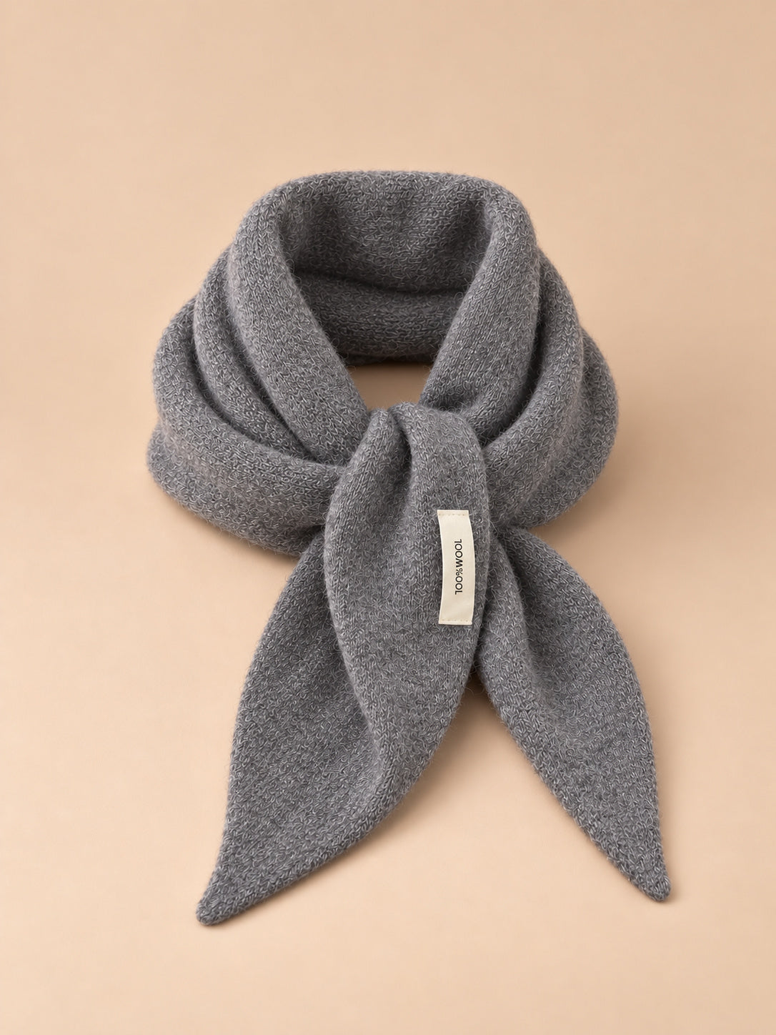 Sciarpa triangolare da donna in pura lana, scialle leggero, db031-02p, colore grigio, vista frontale