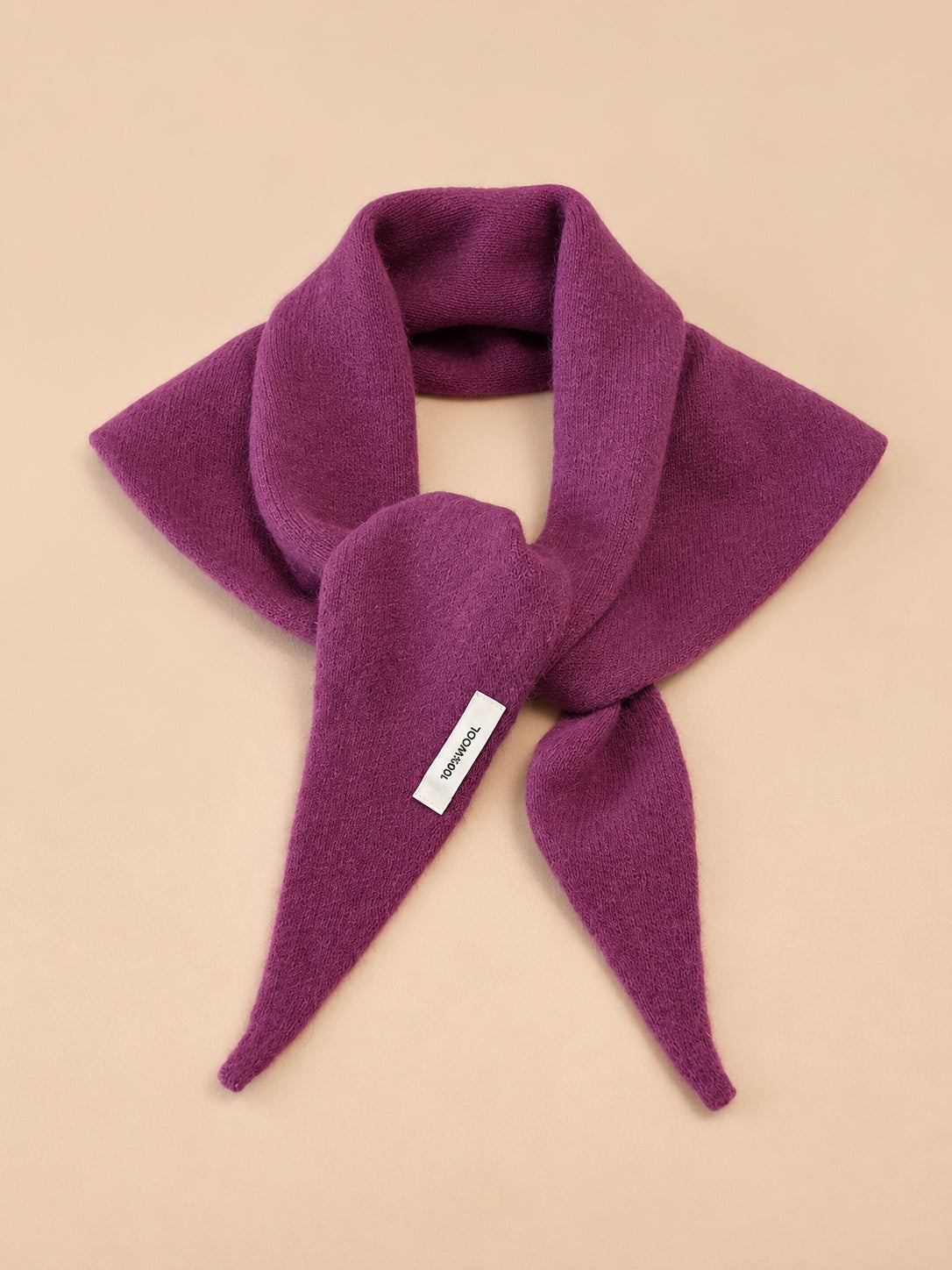 Sciarpa triangolare leggera da donna in pura lana, variante db031-14p viola, fotografata di fronte