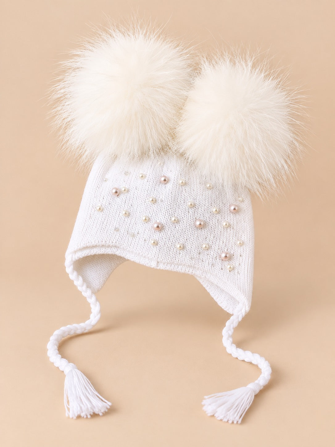 Berretto da bambino con due pompon in pelliccia di procione, pompon abbinati, colore bianco, vista frontale