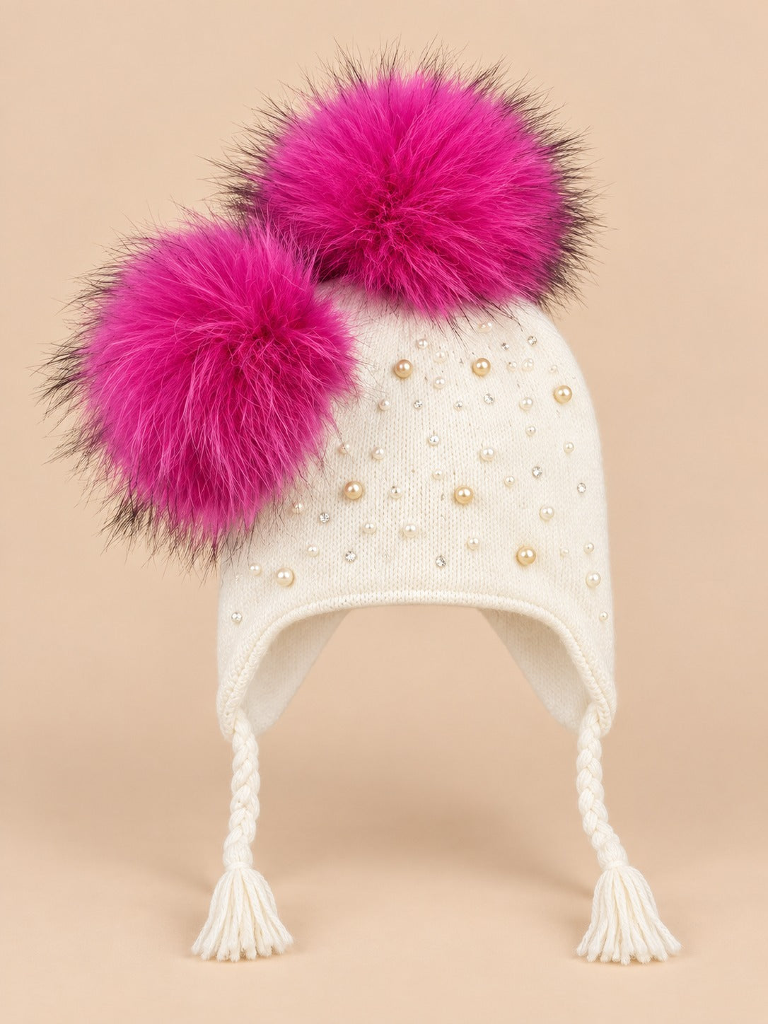 Berretto bambino due pompon procione, colori bianco e rosso lampone, pompon color lampone, vista frontale