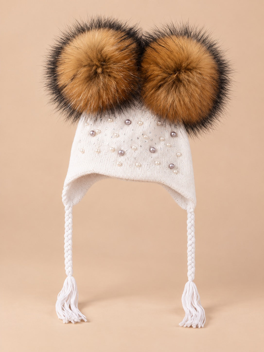 Berretto da bambino con due pompon in pelliccia di procione, pompon naturali, colore bianco, vista frontale