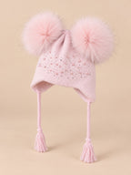 Berretto da bambino con due pompon in pelliccia di procione, pompon abbinati, colore rosa, vista di tre quarti