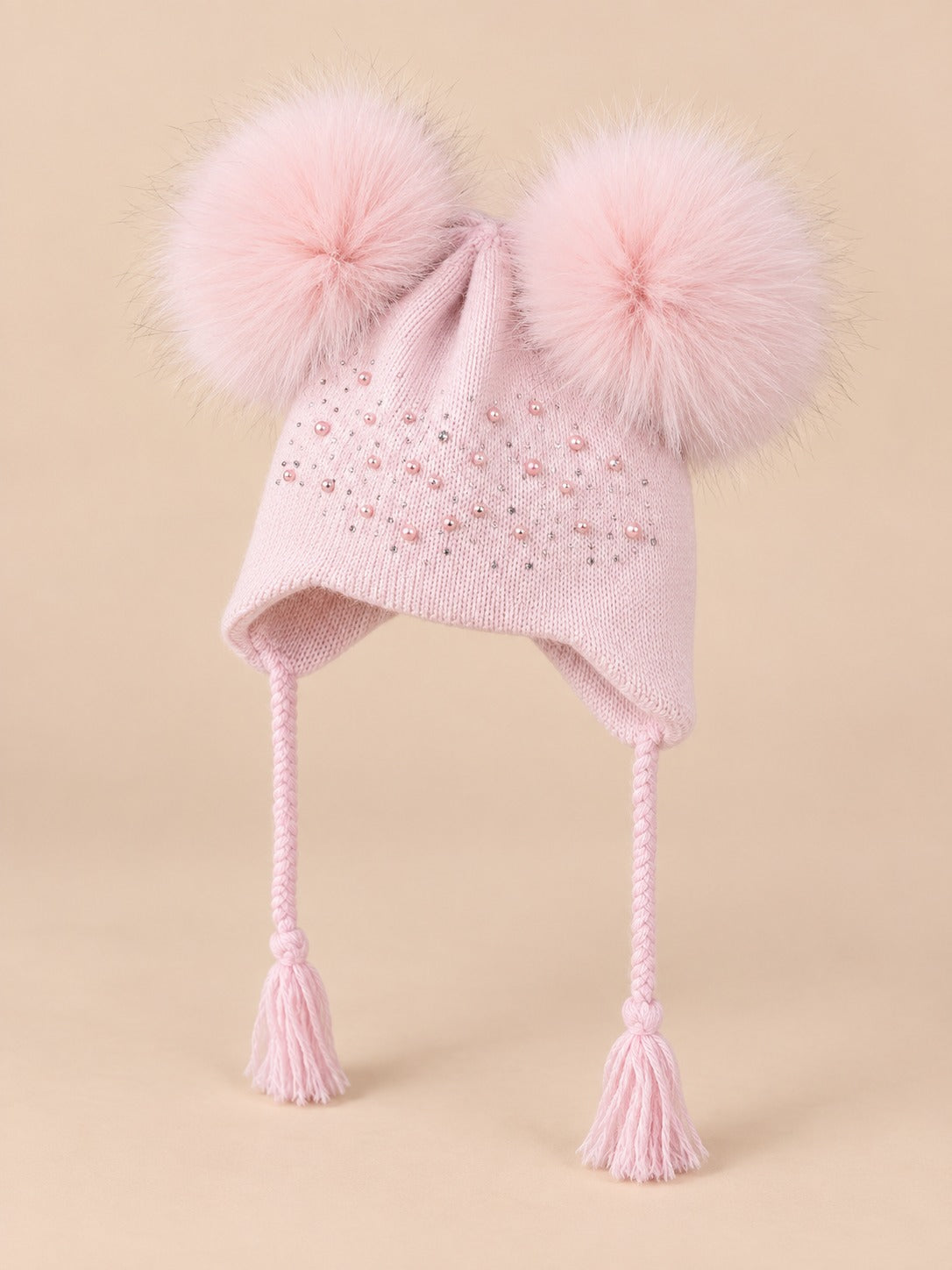 Berretto da bambino con due pompon in pelliccia di procione, pompon abbinati, colore rosa, vista di tre quarti