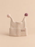 Berretto da bambino a due punte con piccoli pompon, colore beige, vista frontale