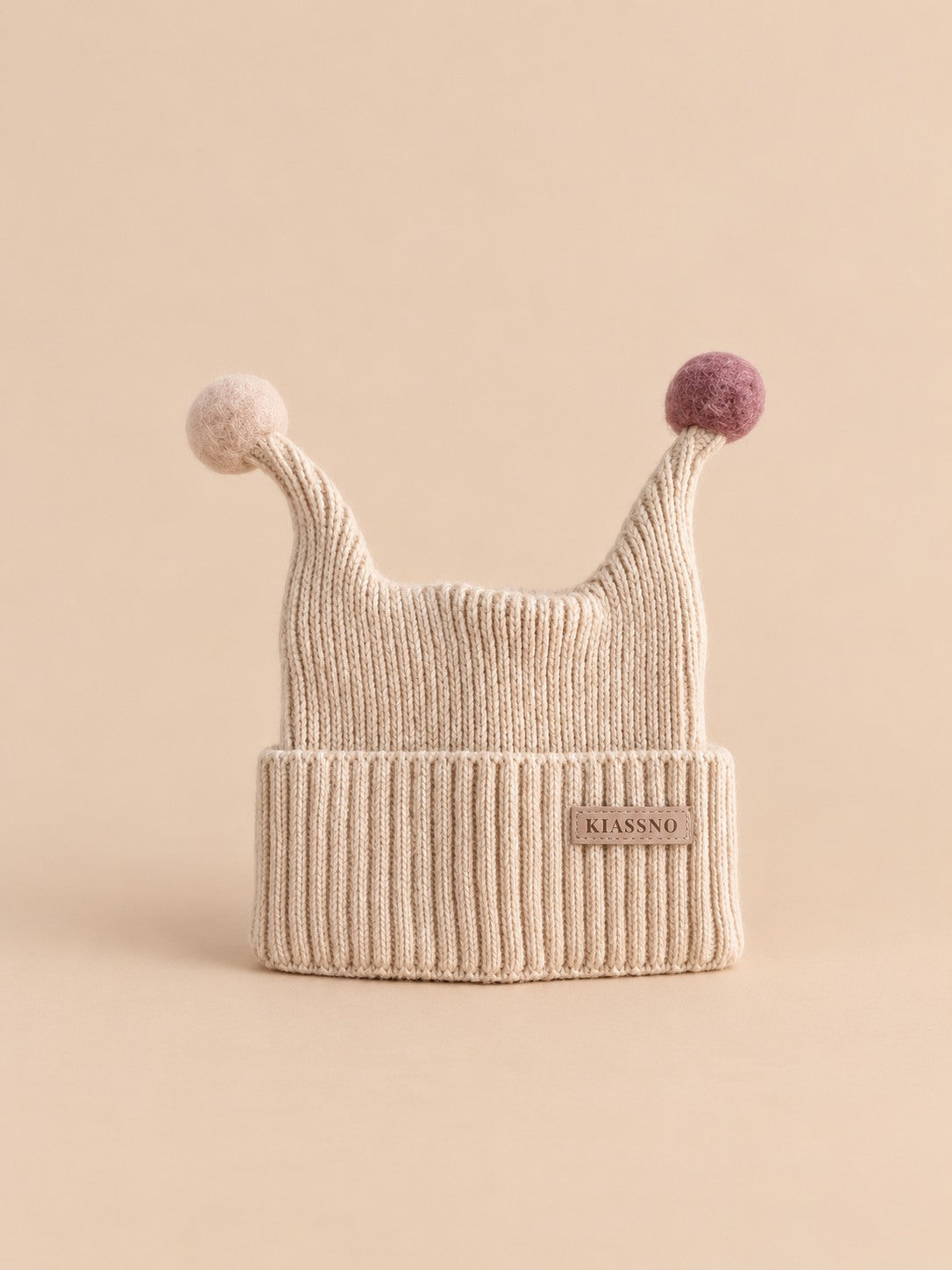 Berretto da bambino a due punte con piccoli pompon, colore beige, vista frontale