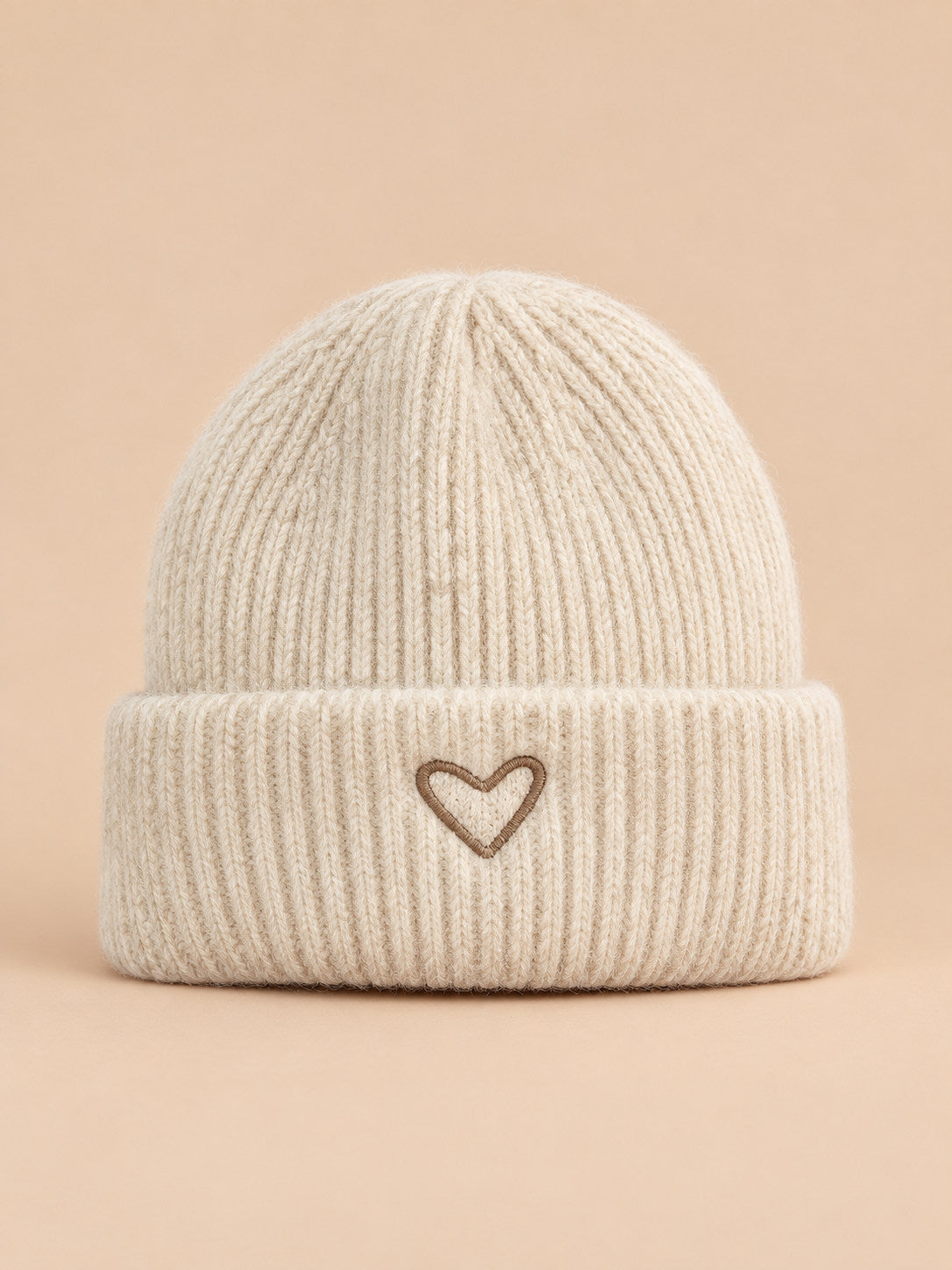 Set berretto e sciarpa da bambino con cuore ricamato, colore beige, vista frontale