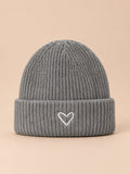 Set berretto e sciarpa da bambino con cuore ricamato, colore grigio, vista frontale