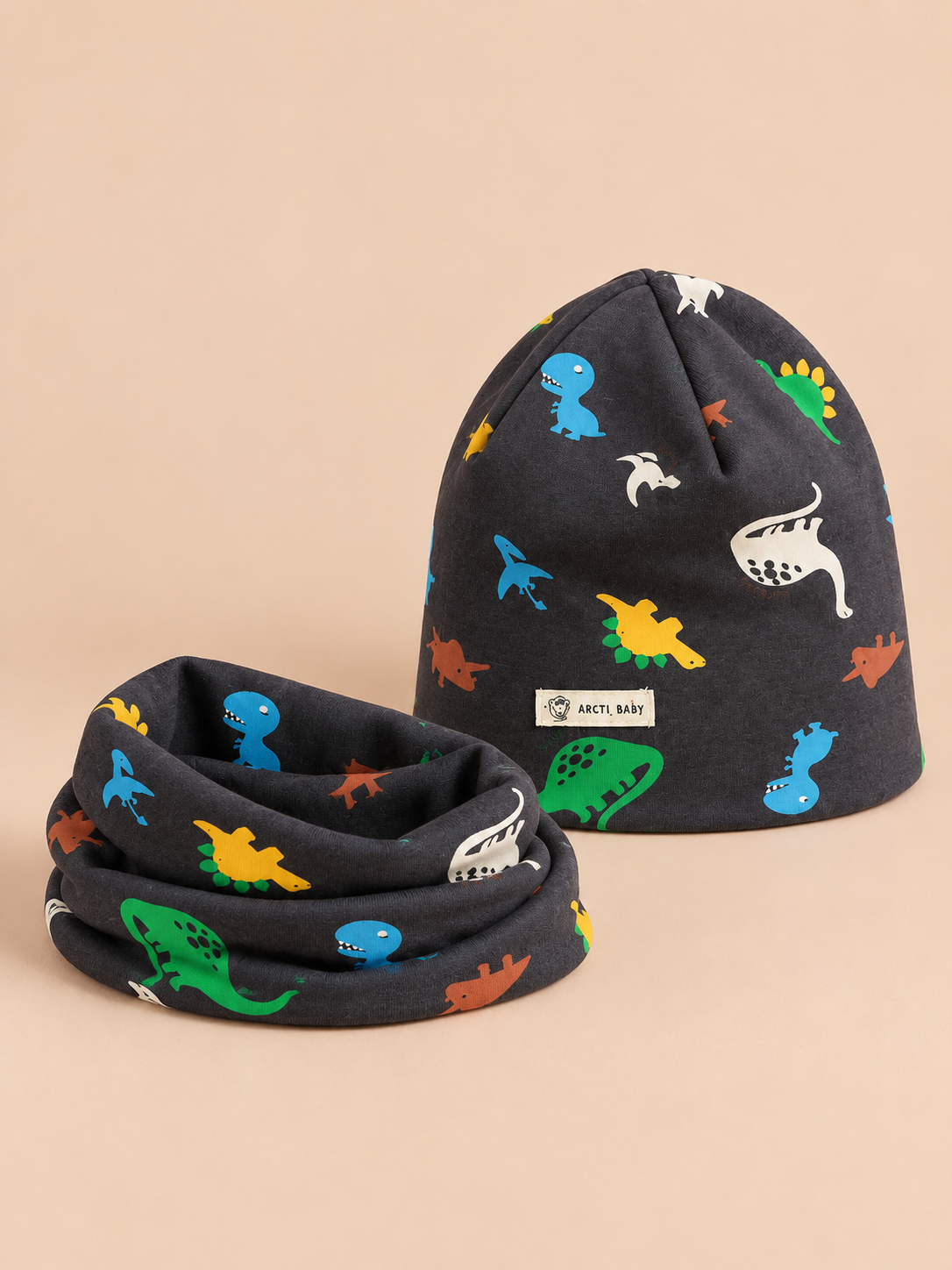Set berretto e sciarpa da bambino con dinosauri, variante dinosauro grande, vista di tre quarti