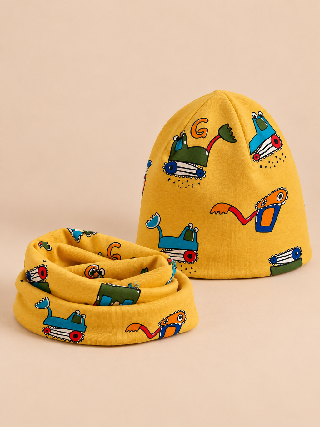Set berretto e sciarpa da bambino con camion, variante camion giallo, vista di tre quarti