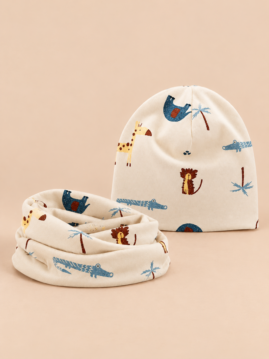 Set beige da bambino con motivo a elefante, berretto e scaldacollo coordinato, fotografato di fronte