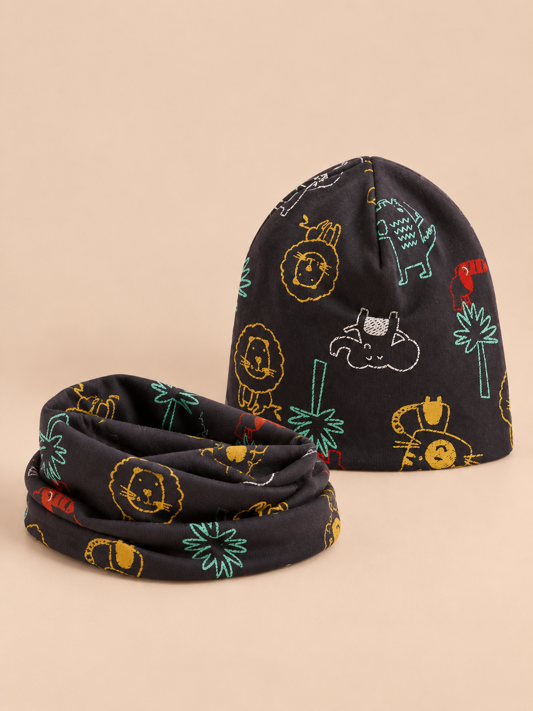 Set berretto e sciarpa da bambino con leoni, variante leone grigio blu, vista di tre quarti