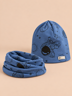 Set berretto e sciarpa da bambino con lune e stelle, variante luna e stella blu, vista di tre quarti