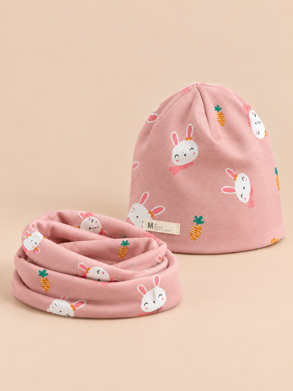 Set berretto e sciarpa da bambino con coniglio rosa scuro, variante coniglio rosa scuro, vista di tre quarti