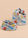 Set berretto e sciarpa da bambino con dinosauri, variante dinosauro grigio, vista frontale