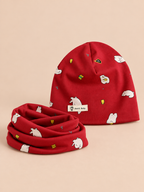 Set rosso da bambino con motivo a orso sul berretto e sciarpa coordinata nei colori, visto di fronte