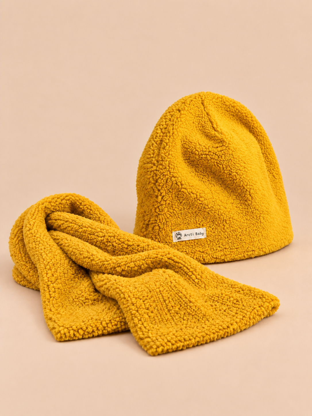 Set berretto e sciarpa da bambino in peluche, colore giallo, vista di tre quarti