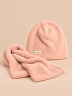 Set berretto e sciarpa da bambino in peluche, colore rosa, vista frontale nella foto del prodotto