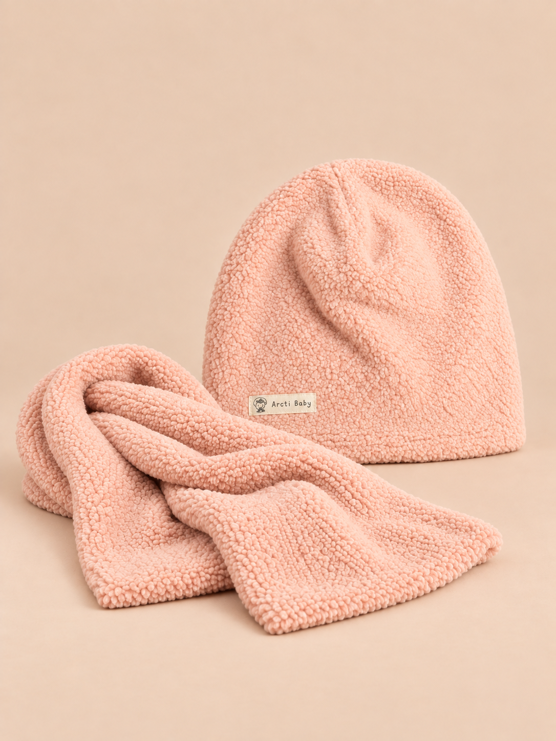 Set berretto e sciarpa da bambino in peluche, colore rosa, vista frontale nella foto del prodotto