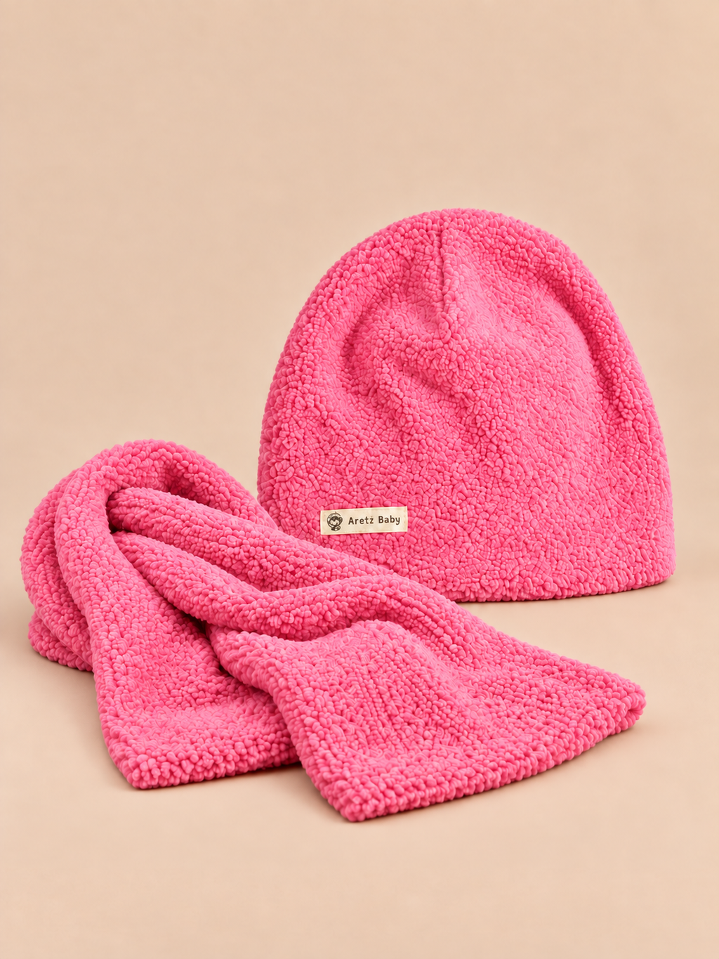 Set berretto e sciarpa da bambino in peluche, colore fucsia, vista frontale nella foto del prodotto