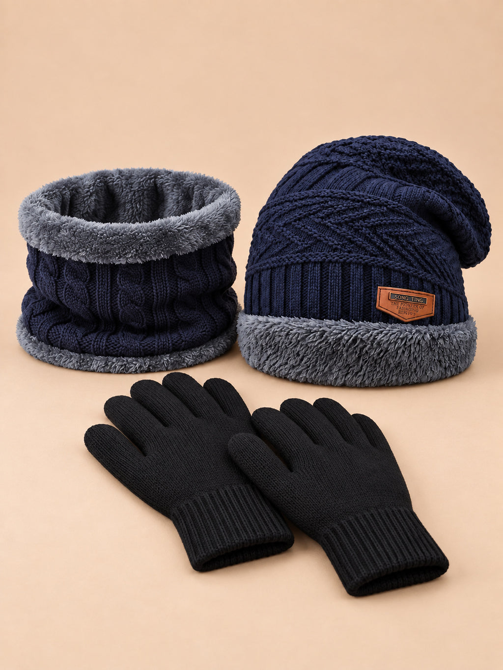 Set invernale blu in maglia con berretto, scaldacollo e guanti touchscreen coordinati, vista frontale