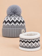 Set grigio con berretto a pompon e scaldacollo jacquard con scritta RED ALLS, fotografato di fronte