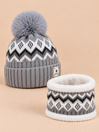 Set berretto e sciarpa in peluche con paraorecchie, colore grigio, RED ALLS, vista di tre quarti