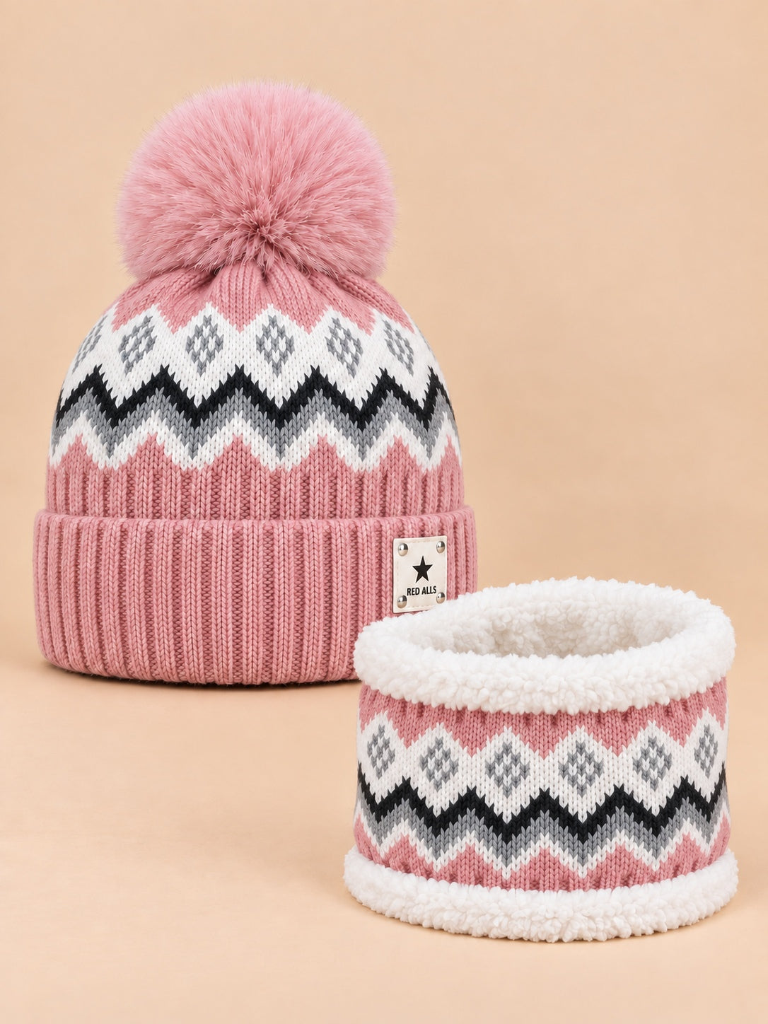 Set berretto e sciarpa in peluche con paraorecchie, colore rosa, RED ALLS, vista frontale