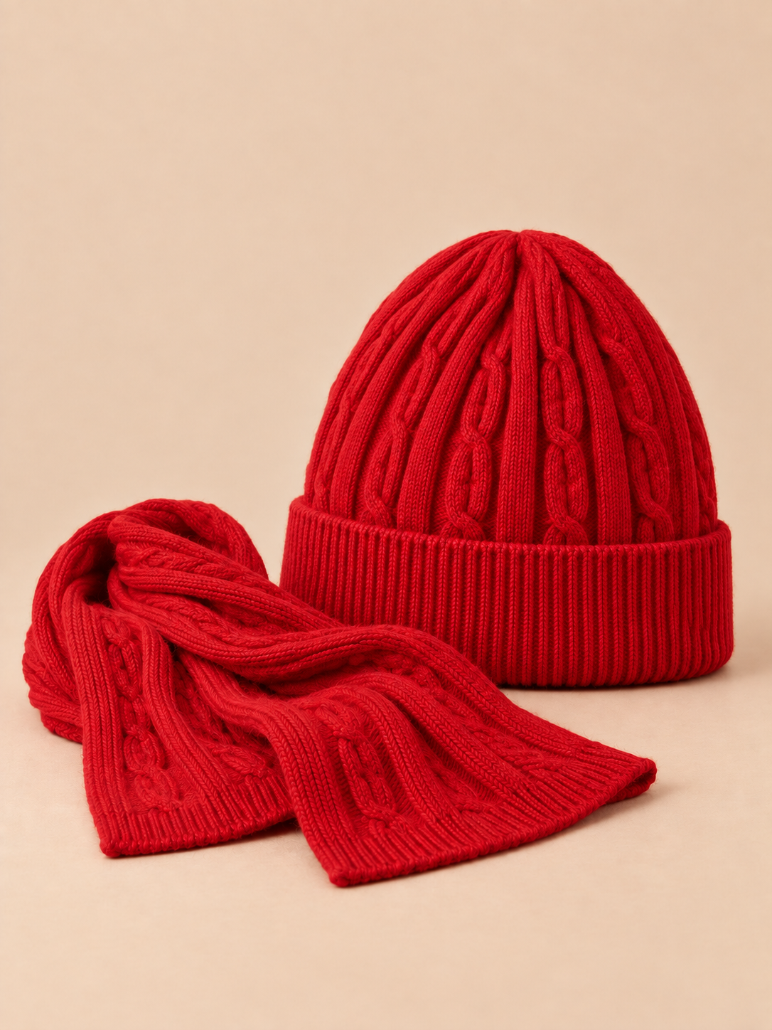 Set berretto e sciarpa in lana jacquard spessa, colore rosso, vista di tre quarti