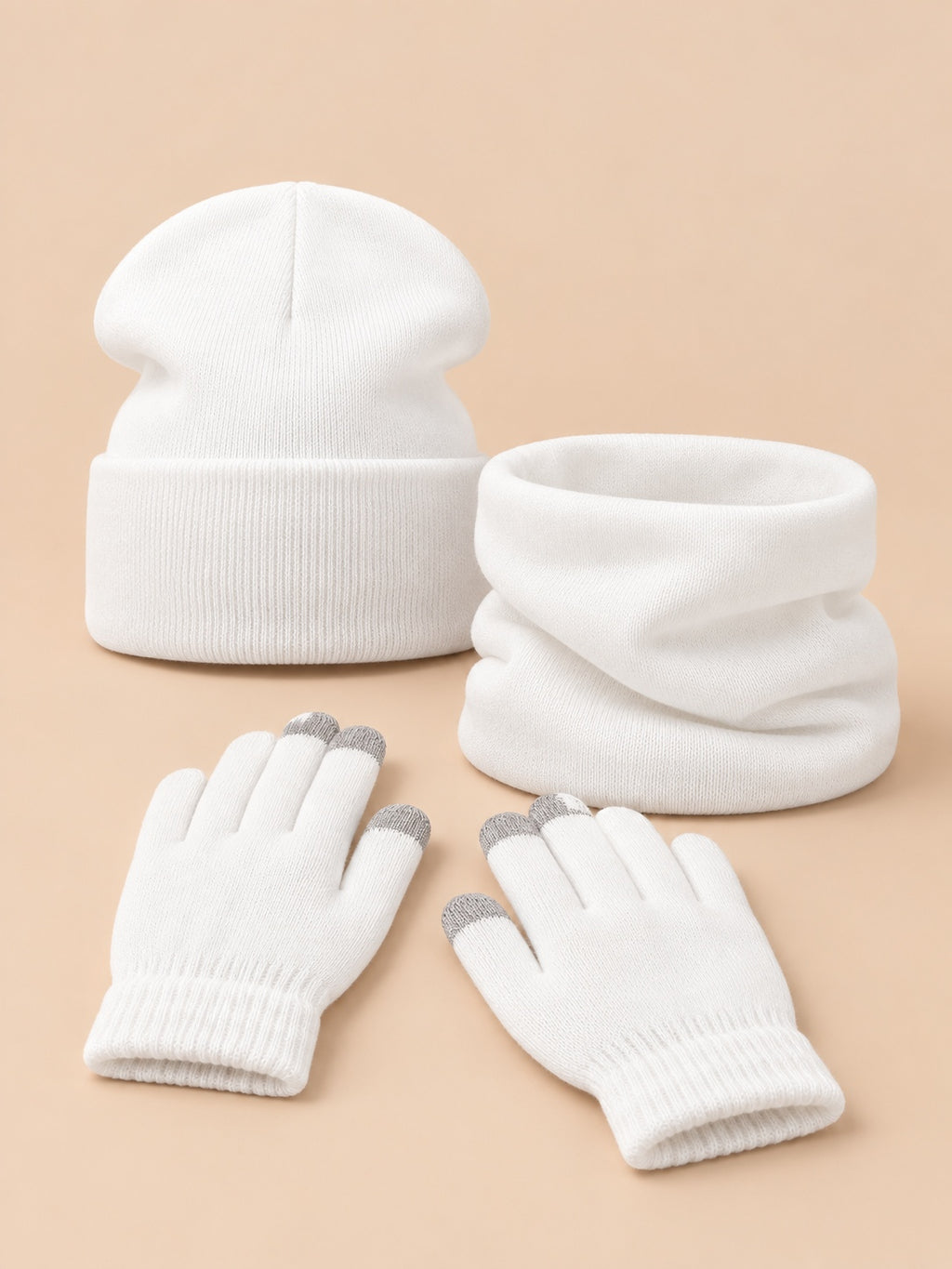 Set invernale bianco in maglia elasticizzata con berretto, scaldacollo e guanti, fotografato di fronte