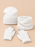 Set invernale bianco in maglia elasticizzata con berretto, scaldacollo e guanti, fotografato di fronte