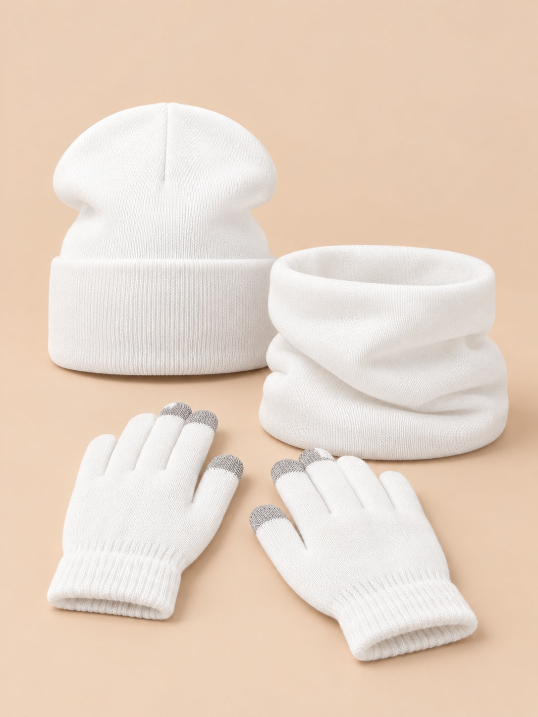 Set invernale bianco in maglia elasticizzata con berretto, scaldacollo e guanti, fotografato di fronte