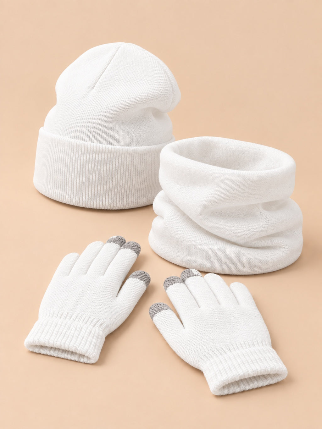 Set berretto, scaldacollo e guanti in maglia elasticizzata, colore bianco, vista di tre quarti