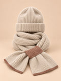 Set berretto e sciarpa da donna in maglia effetto peluche, colore beige, vista frontale