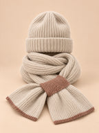 Set berretto e sciarpa da donna in maglia effetto peluche, colore beige, vista frontale