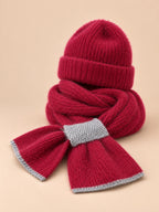 Set berretto e sciarpa da donna in maglia effetto peluche, colore bordeaux, vista di tre quarti