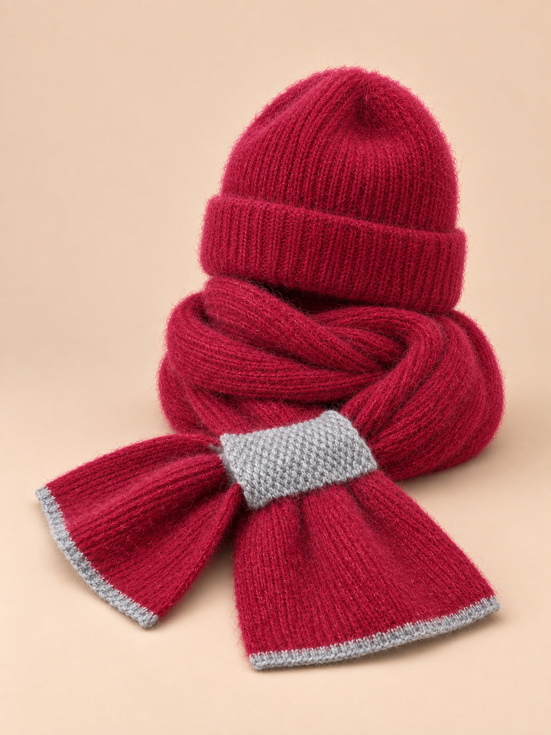 Set berretto e sciarpa da donna in maglia effetto peluche, colore bordeaux, vista di tre quarti