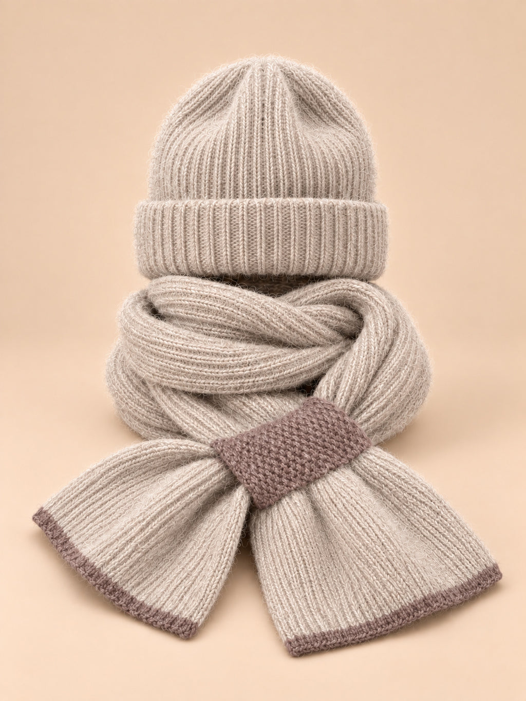 Set berretto e sciarpa da donna in maglia effetto peluche, colore marrone chiaro, vista frontale