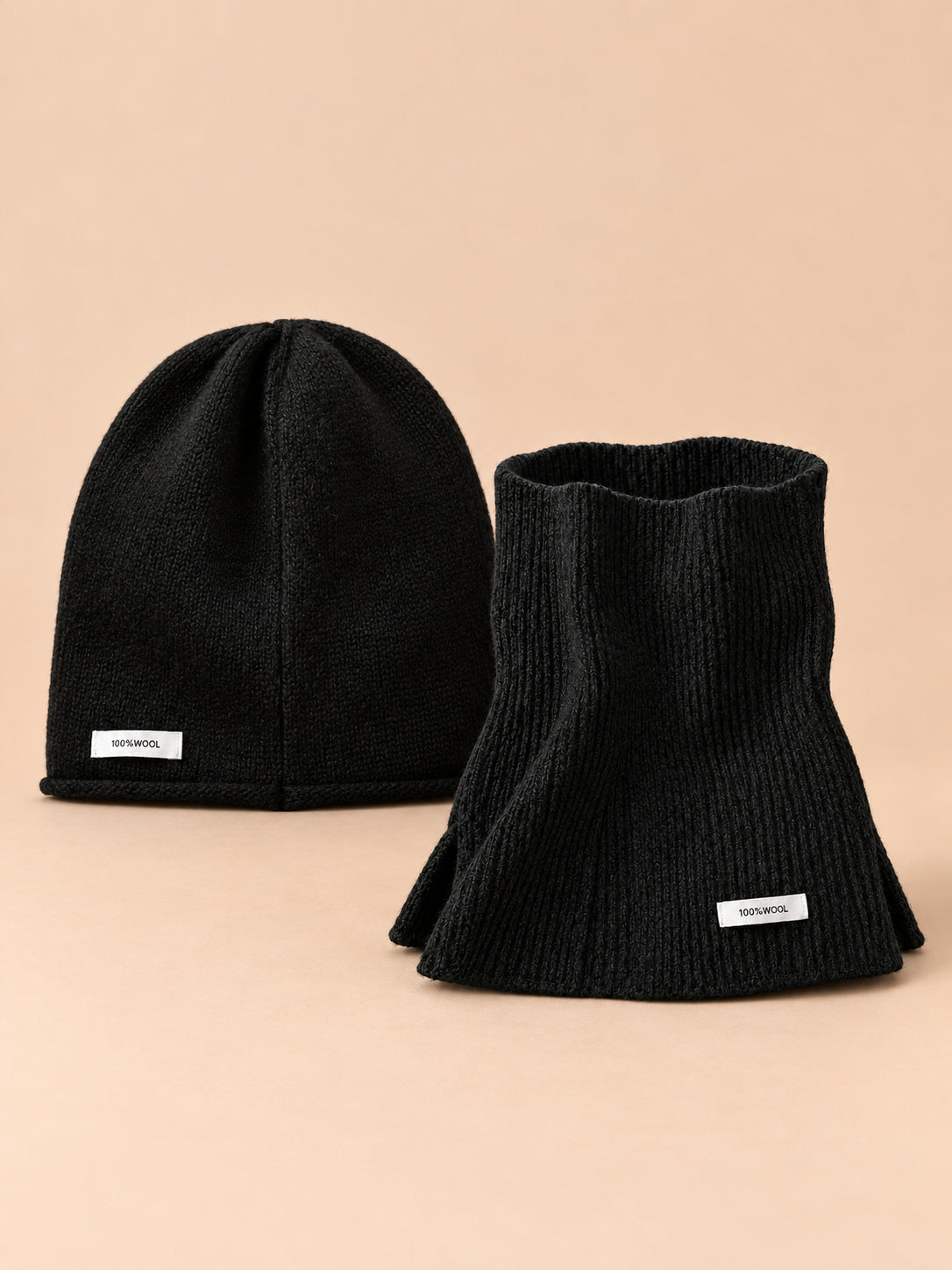 Set berretto e sciarpa da donna nero, con apertura nella sciarpa, stile coreano, visto di fronte
