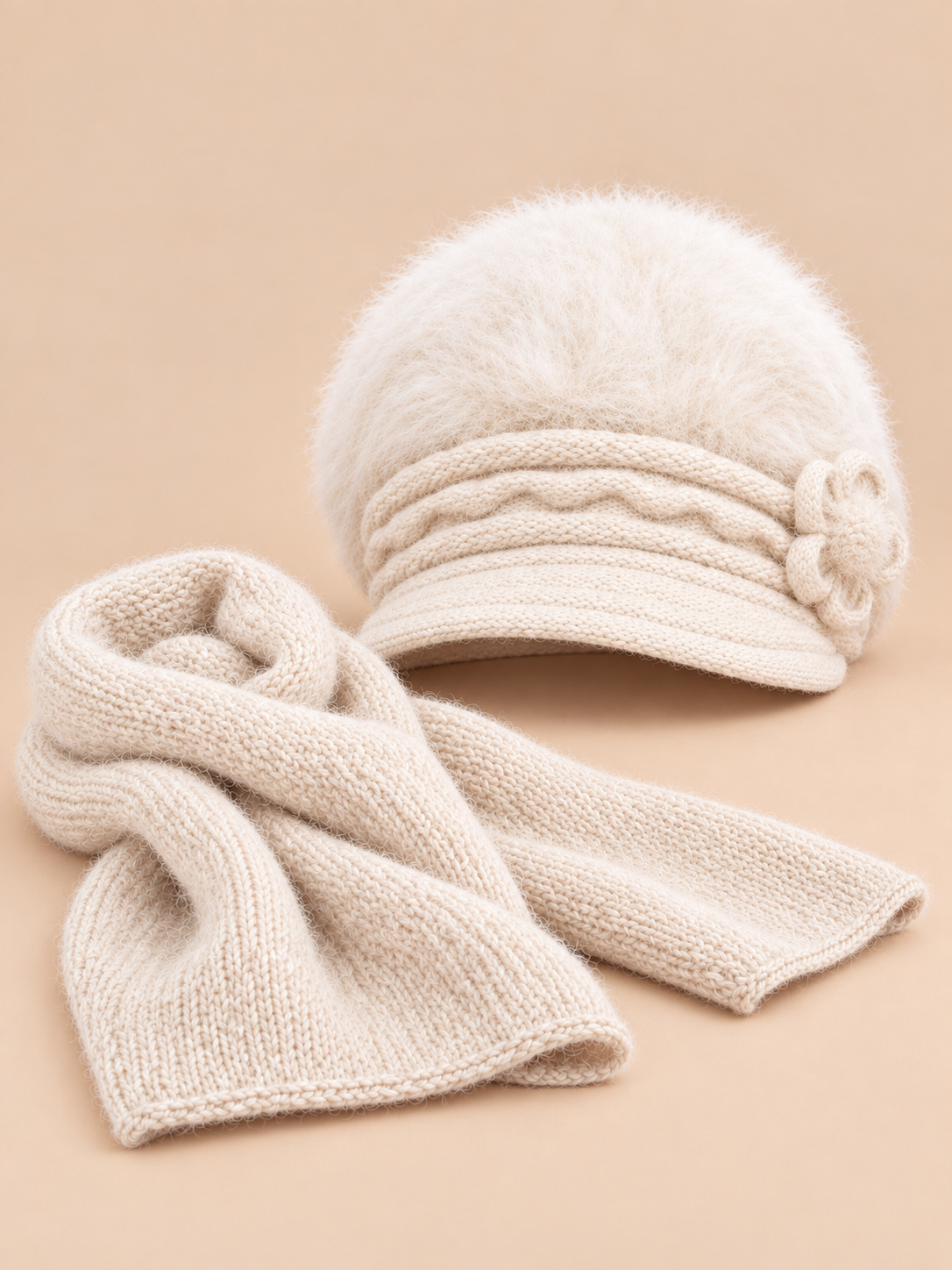 Set berretto e sciarpa da donna con fiori e fodera in pile, colore beige, vista frontale