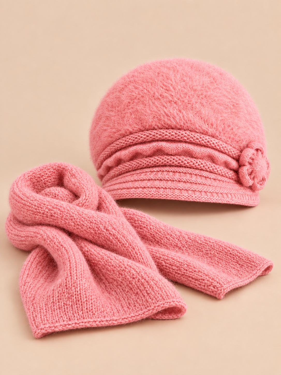 Set berretto e sciarpa da donna con fiori e fodera in pile, colore rosa, vista frontale