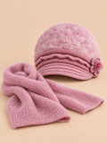 Set berretto e sciarpa da donna rosa violaceo, con fiori sul risvolto e sciarpa coordinata, vista frontale